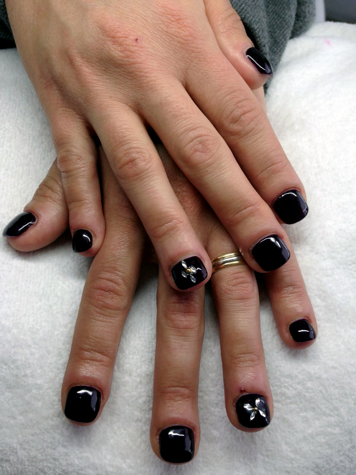 Apr&egrave;s : gel noir avec nail art