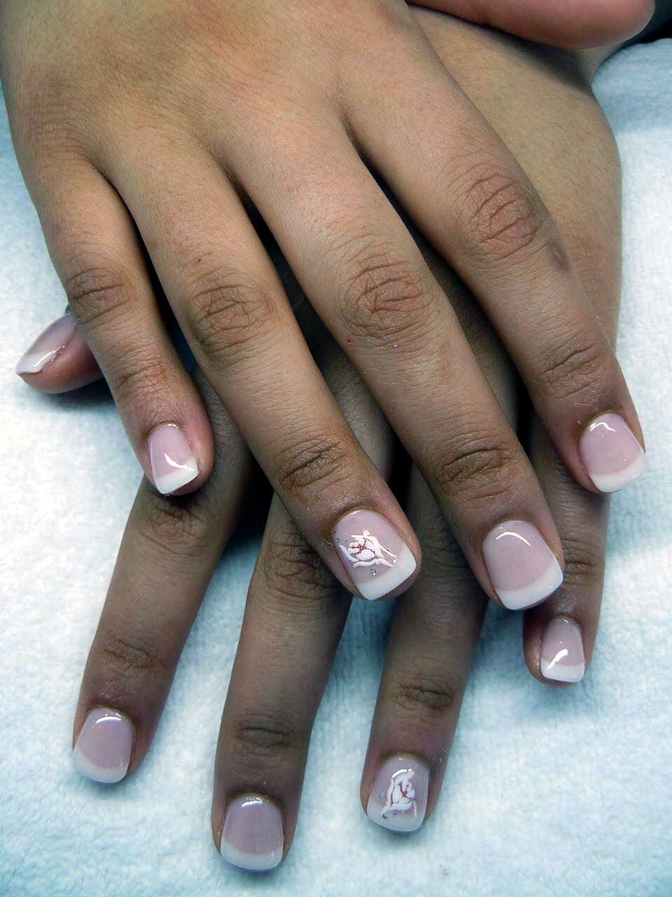 Apr&egrave;s : french avec nail art floral