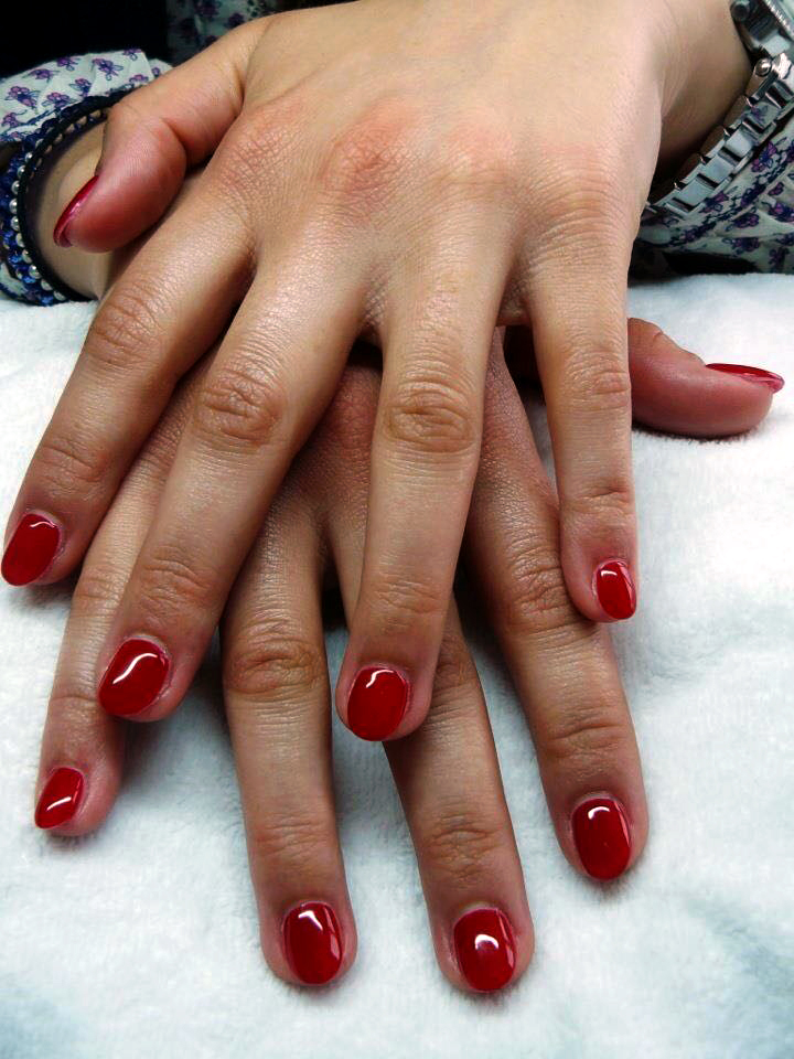 Apr&egrave;s : gel rouge vif